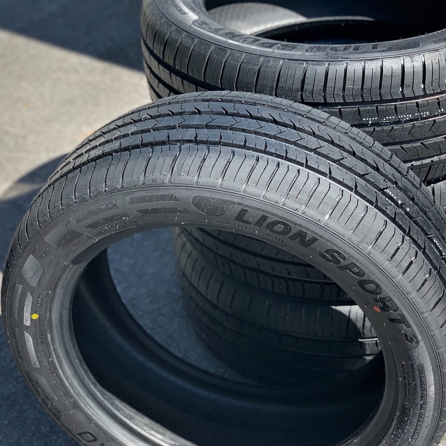 Leao Lion Sport 3 265/40R22 106V XL Performance a/s All Season Tire