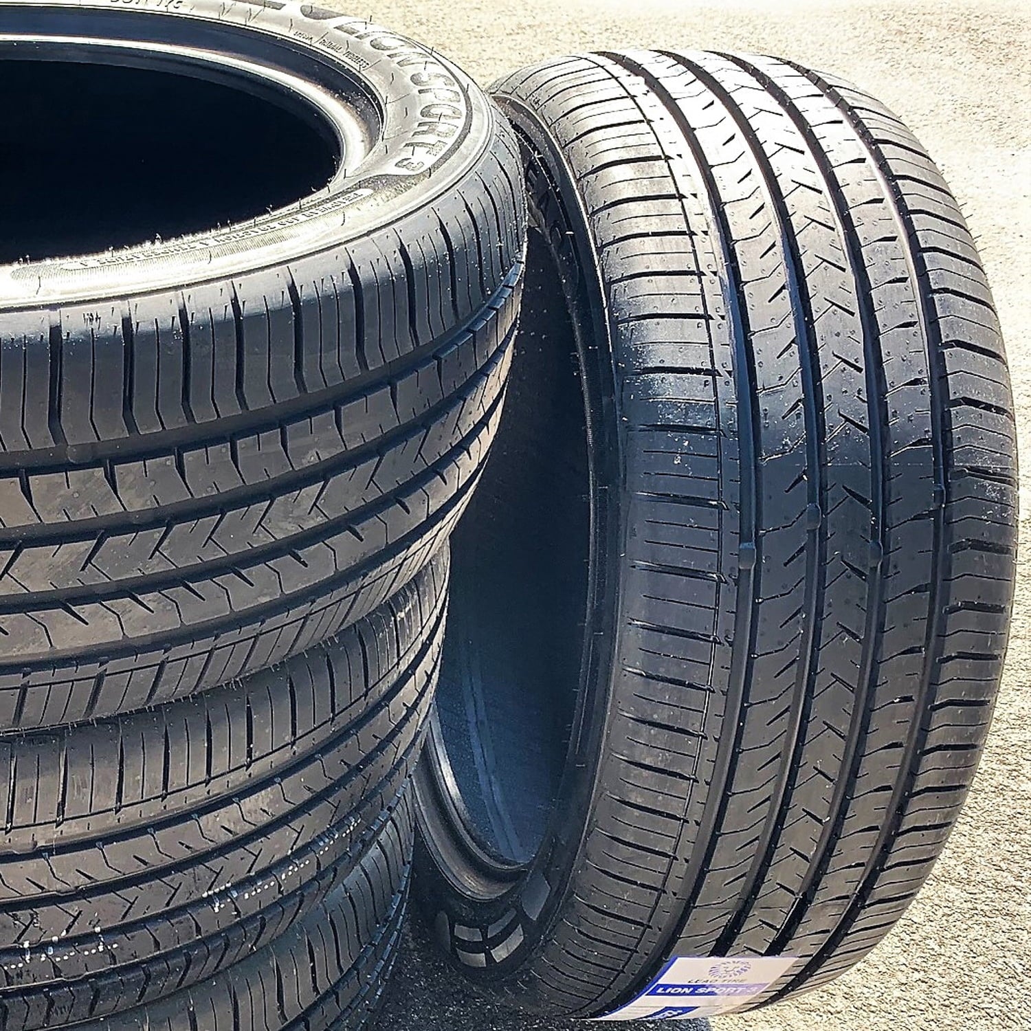 Leao Lion Sport 3 265/40R22 106V XL Performance a/s All Season Tire