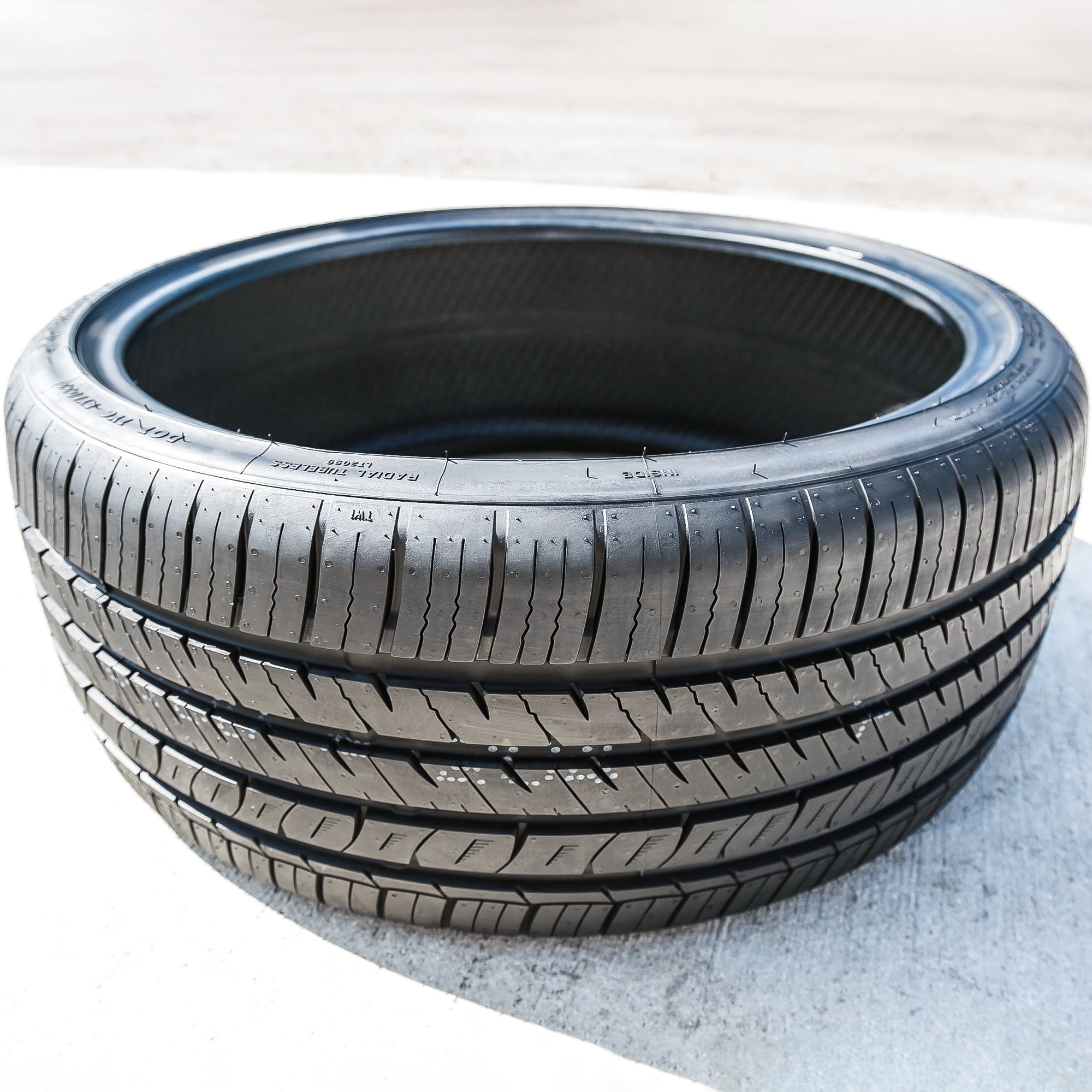Evoluxx Capricorn UHP 225/35R20 90W XL High Performance a/s All Season Tire