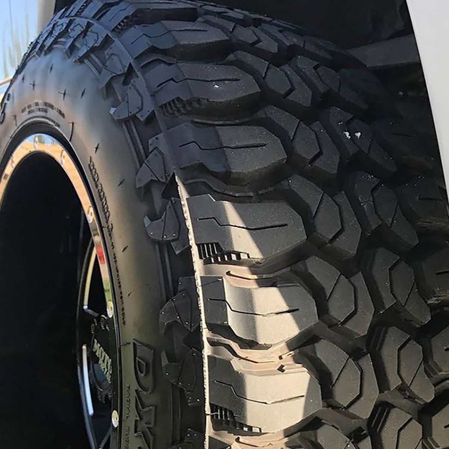 Delinte DX-9 Bandit M/T 33X12.50R18 118Q E 10 Ply mud Light Truck Tire