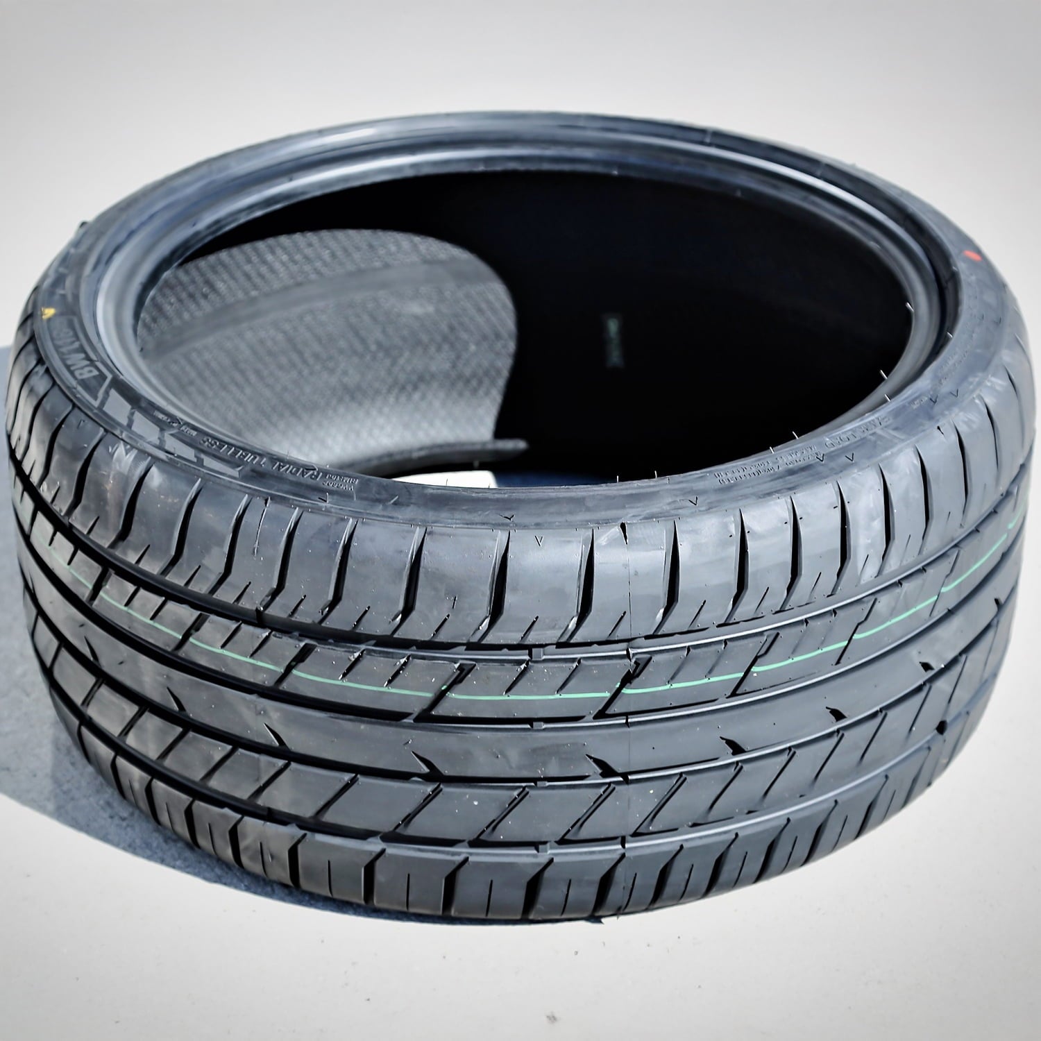 Tire Bearway BW118 255/40ZR20 255/40R20 101W XL High Performance Fits: 2021-23 Tesla Y Long Range, 2022-23 Volkswagen Tiguan Highline R-Line