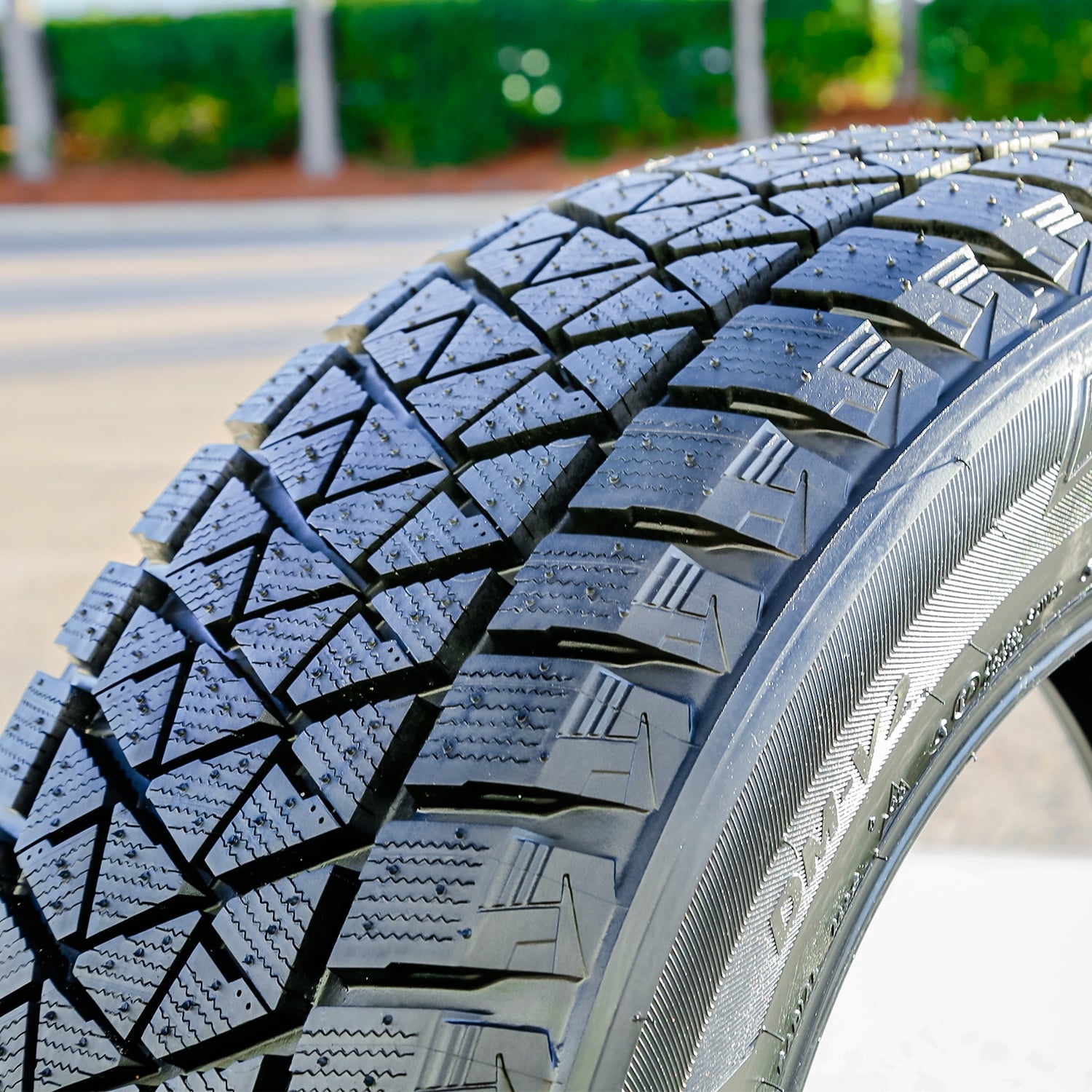 Bridgestone Blizzak DM-V2 215/70R17 101S Tire