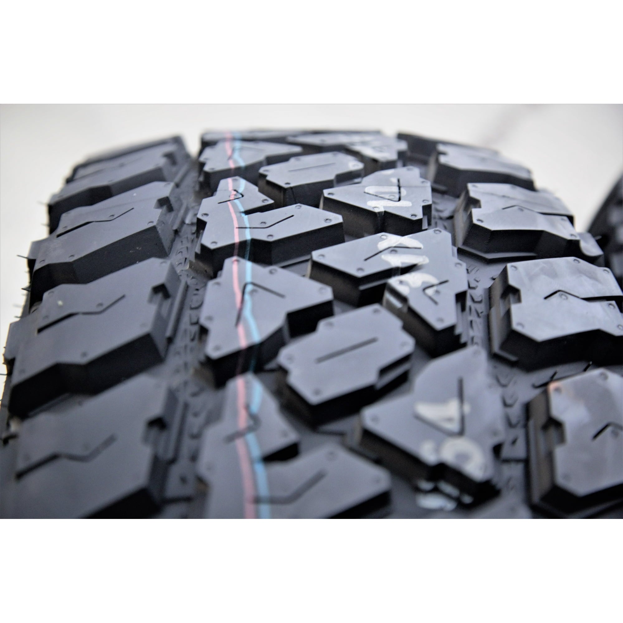 Kumho Tire Kumho Road Venture MT71 33X12.50R20/12 119Q BW Mud Terrain Tire