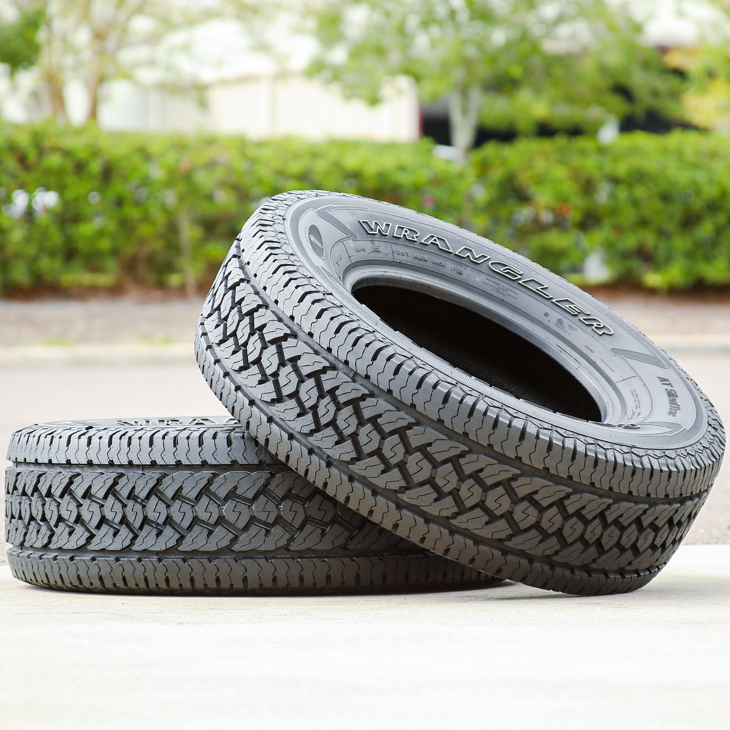 Goodyear Wrangler AT SilentTrac 255/70R16 111H a/t All Terrain Tire