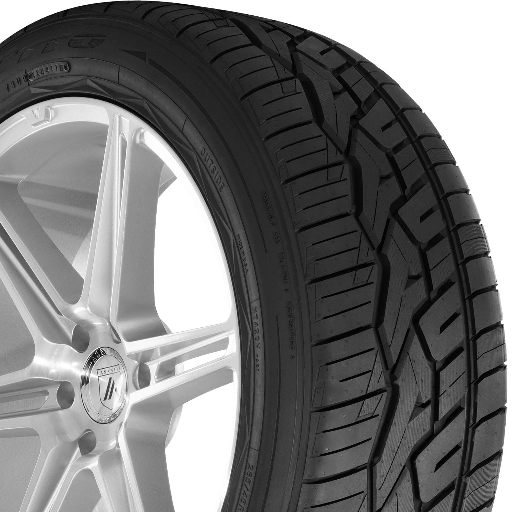 Nitto NT420V P285/40R22 XL 110W Truck and SUV Tire
