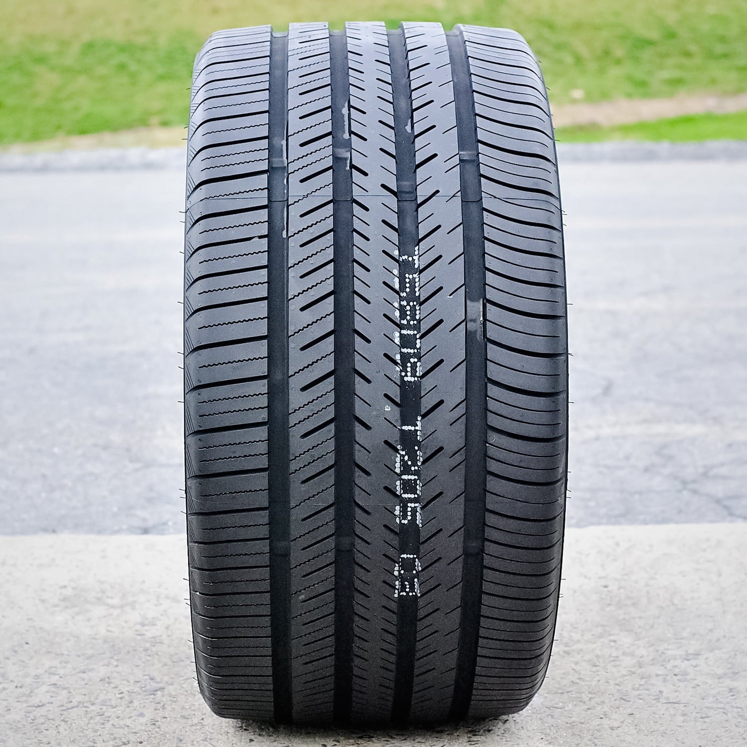Atlas Tire Atlas Force UHP 285/35R22 106W XL (DC) AS A/S High Performance Tire Fits: 2019 Porsche Cayenne E-Hybrid, 2020-23 Audi Q7 Progressiv